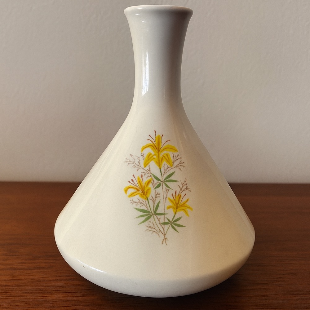 Vintage 1950’s Ivory Yellow Lily Floral Bud Motif Vase